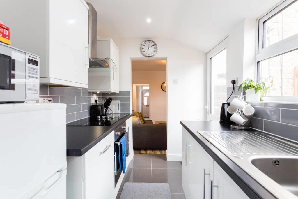 Ashton House - Stylish 2 Bedroom House, Close To Luton Town Center & Airport المظهر الخارجي الصورة