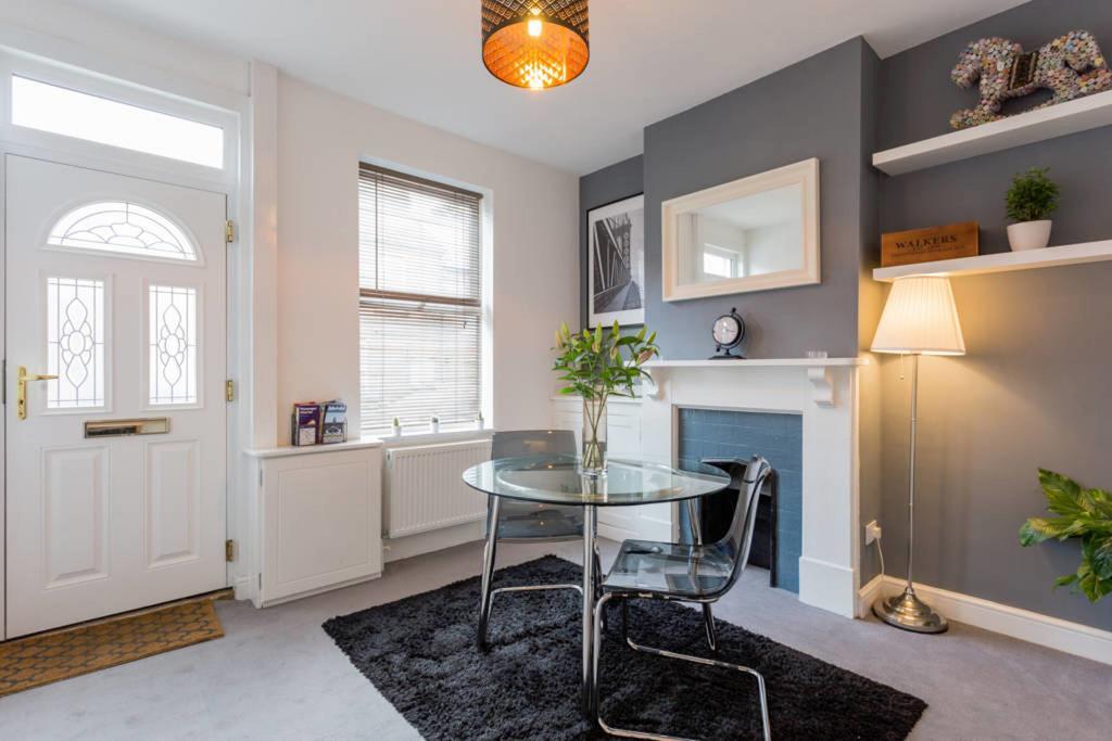 Ashton House - Stylish 2 Bedroom House, Close To Luton Town Center & Airport المظهر الخارجي الصورة